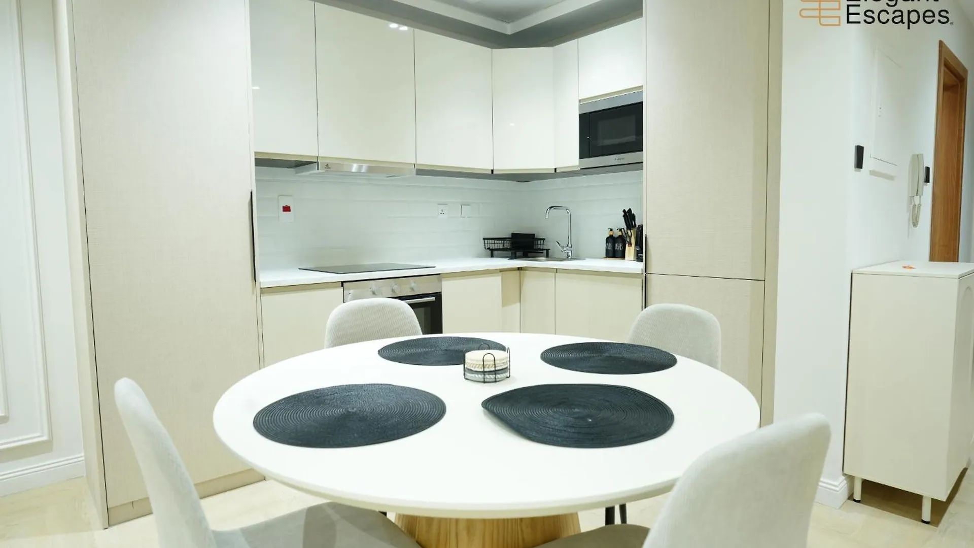 두바이 Stylish 1B In Heart Of Marina Near Attractions 아파트